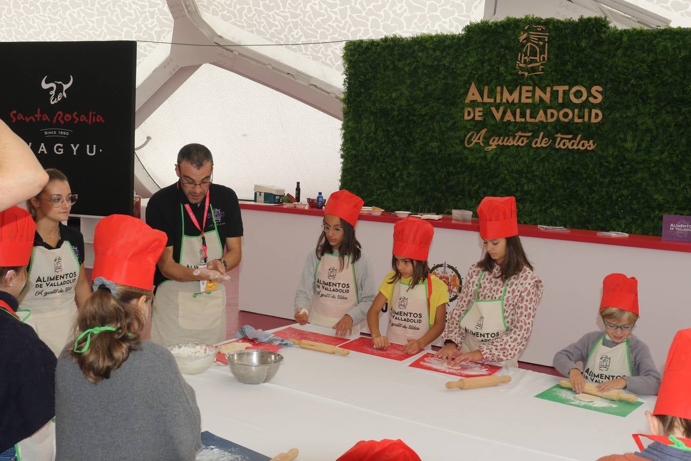 Los niños han podido disfrutar de talleres de cocina dentro de las actividades lúdicas previas del XV Concurso Nacional de Pinchos y Tapas que tendrá lugar en Valladolid desde el próximo lunes día 4 hasta el jueves 6