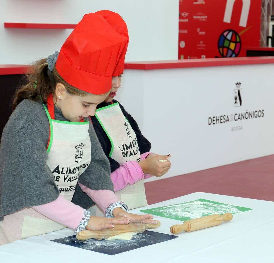 Los niños han podido disfrutar de talleres de cocina dentro de las actividades lúdicas previas del XV Concurso Nacional de Pinchos y Tapas que tendrá lugar en Valladolid desde el próximo lunes día 4 hasta el jueves 6