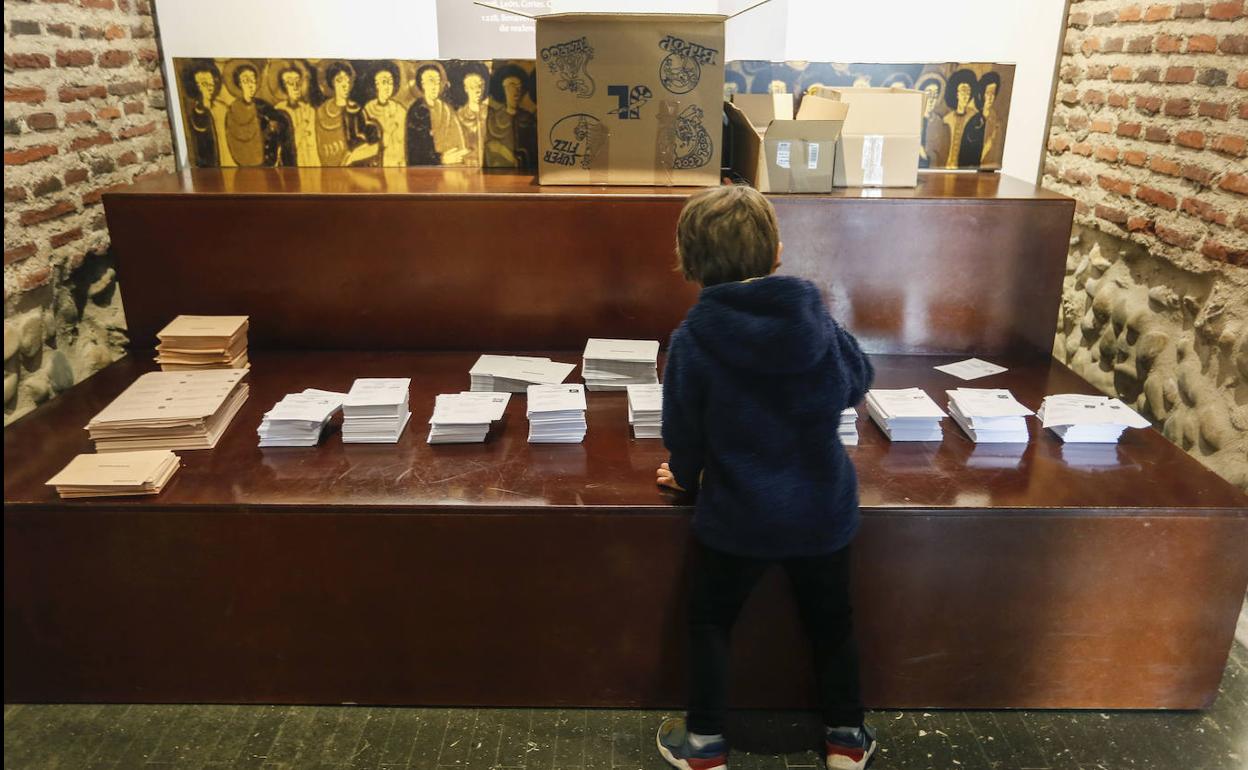 Un niño juega con las papeletas al Congreso de los Diputados y al Senado el pasado 28 de abril.