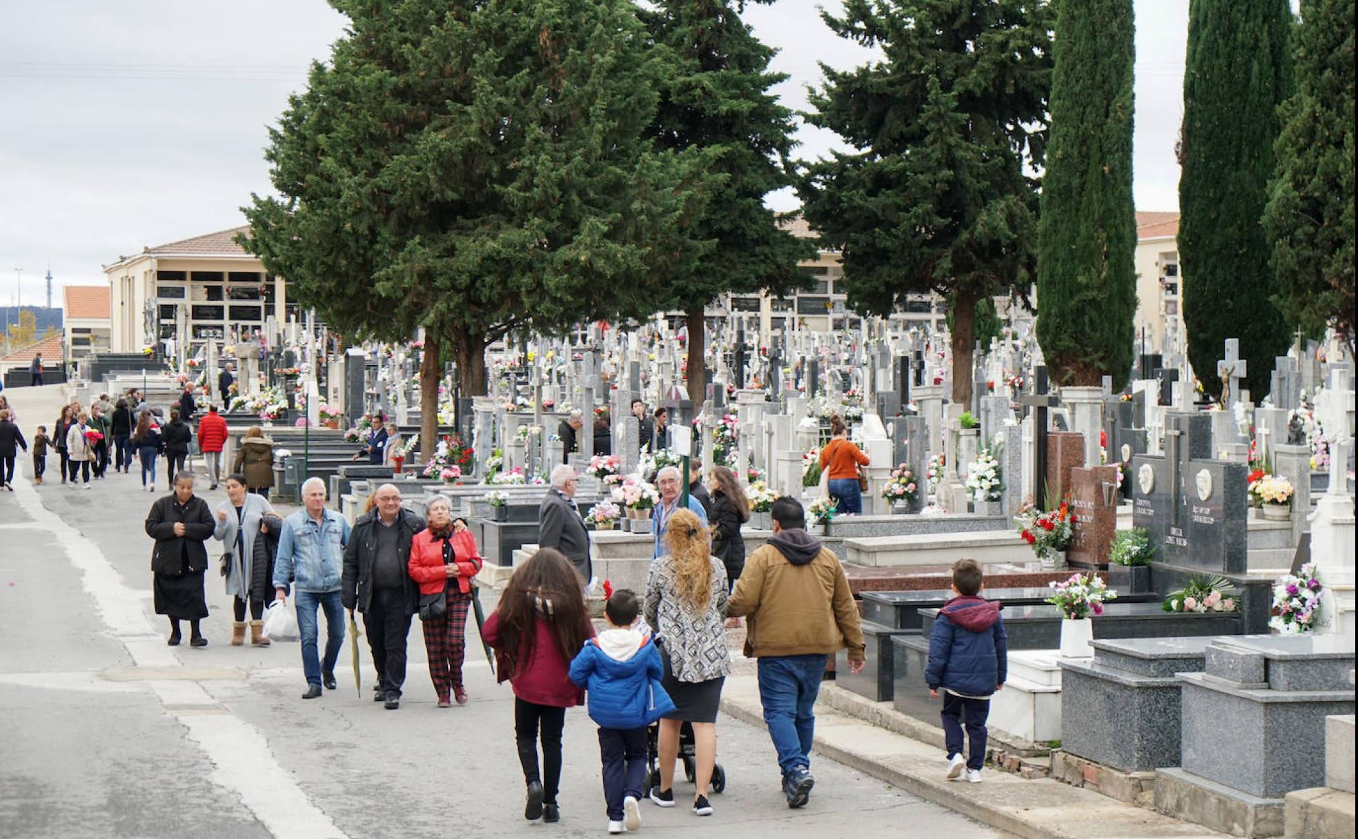 El cementerio de SanCarlos Borromeo fue visitado ayer por miles de salmantinos con motivo de la celebración del Día de Todos los Santos.