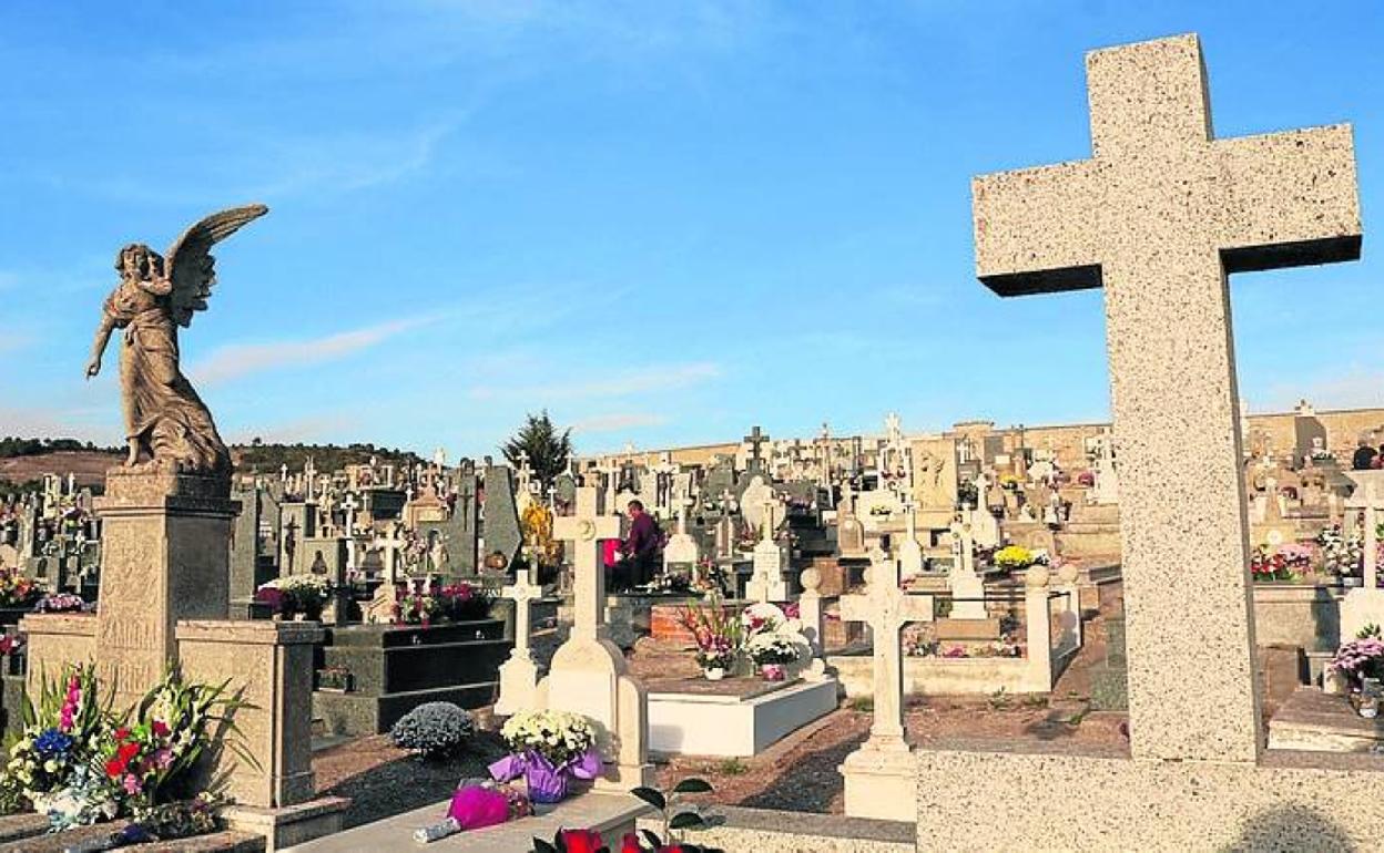 Cementerio de Baltanás, con flores en las lápidas.