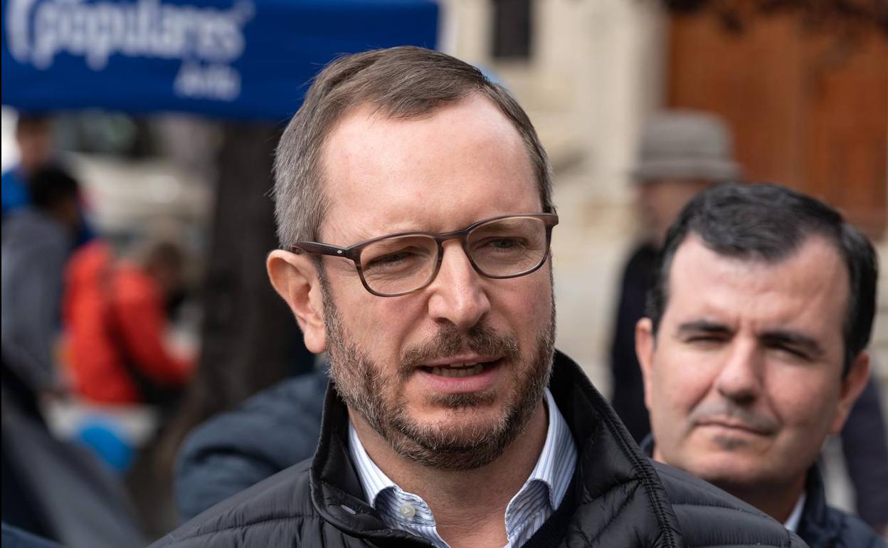 El portavoz del PP en el Senado, Javier Maroto, durante su visita a la localidad abulense de Las Navas del Marqués.