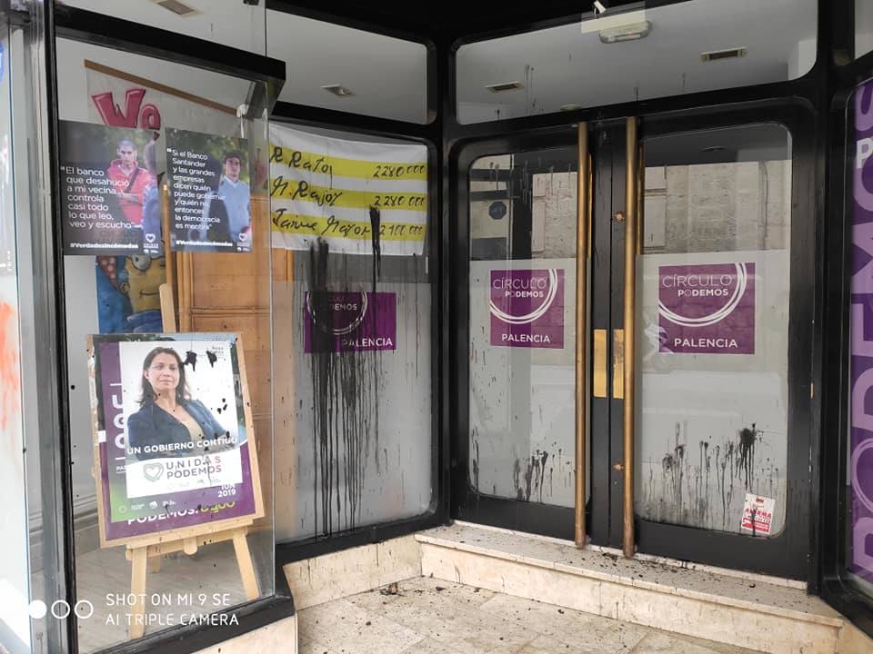 La sede de Podemos en Palencia, con las manchas de pintura con las que ha amanecido hoy.