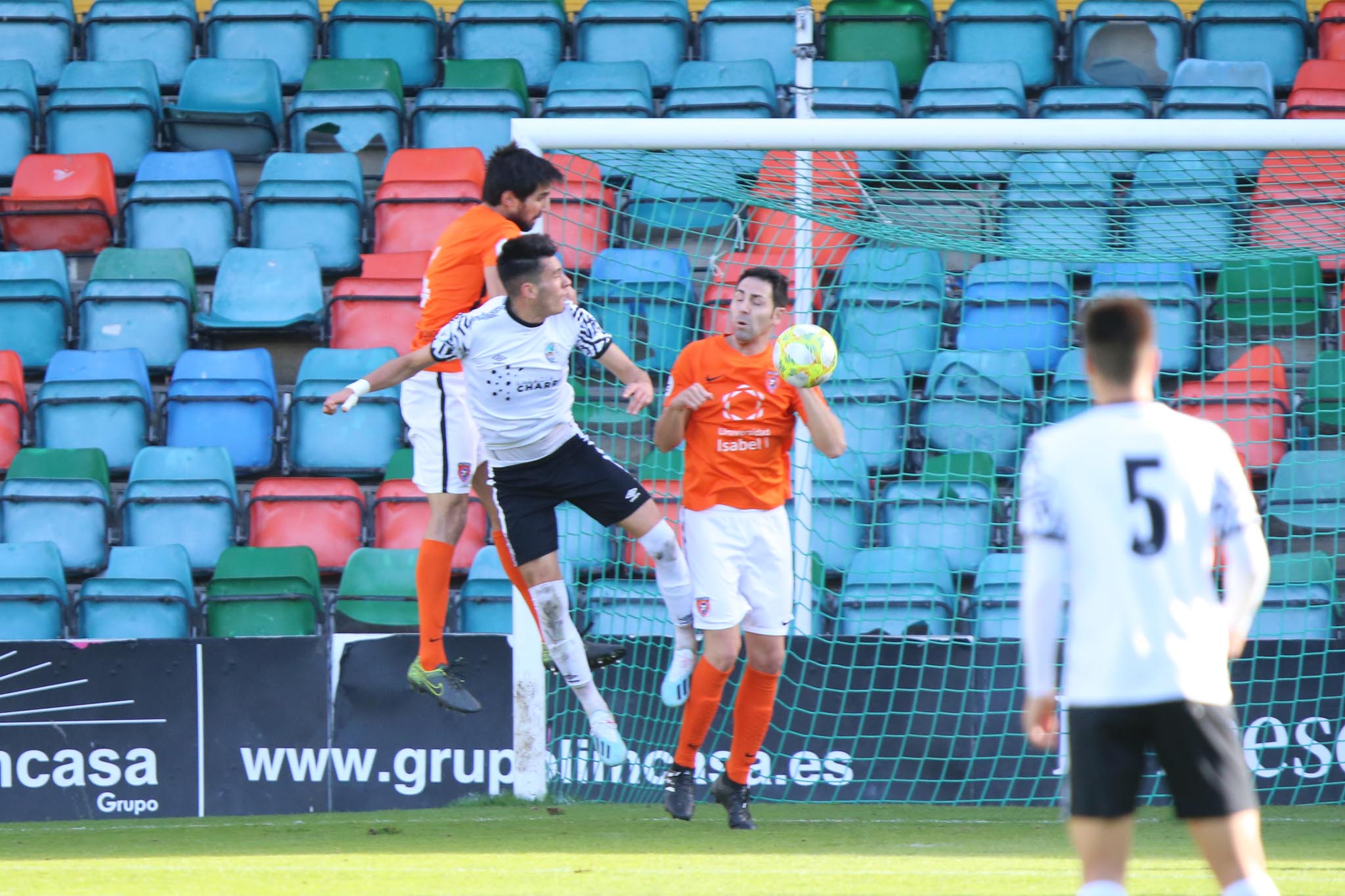 Los de Jorge García del Río, que terminaron con dos jugadores lesionados, no pasan del 0-0 en casa ante el segundo clasificado y siguen fuera del play-off de ascenso