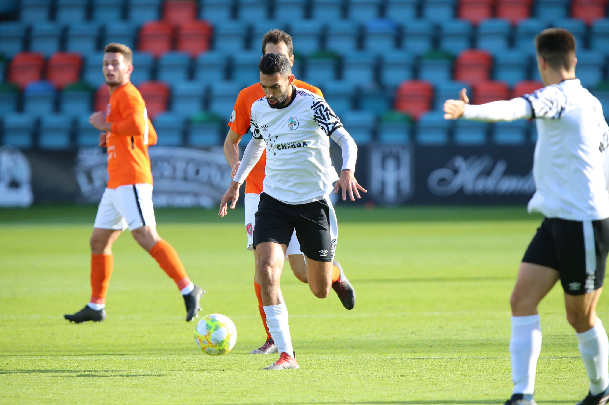 Los de Jorge García del Río, que terminaron con dos jugadores lesionados, no pasan del 0-0 en casa ante el segundo clasificado y siguen fuera del play-off de ascenso