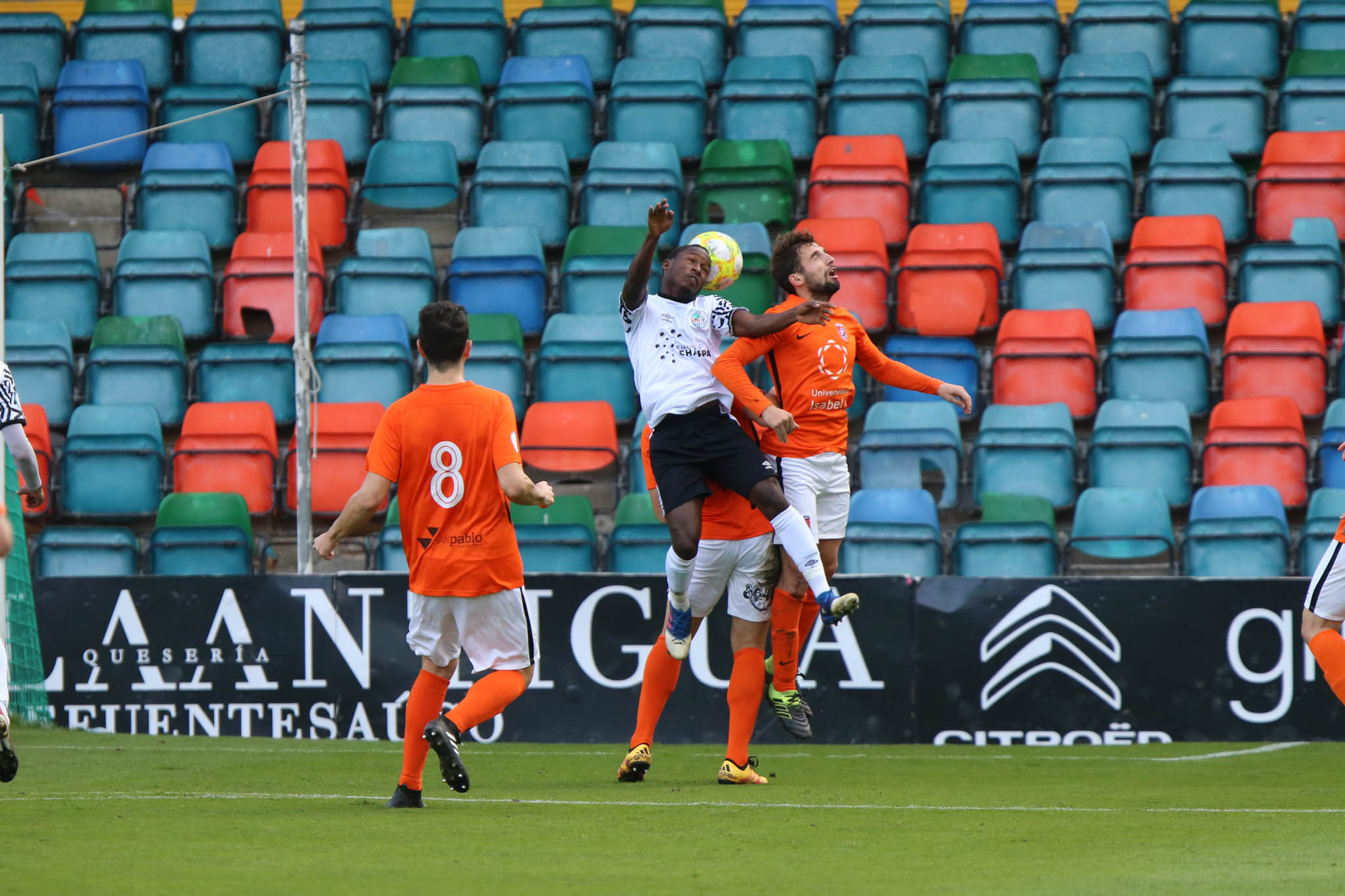 Los de Jorge García del Río, que terminaron con dos jugadores lesionados, no pasan del 0-0 en casa ante el segundo clasificado y siguen fuera del play-off de ascenso