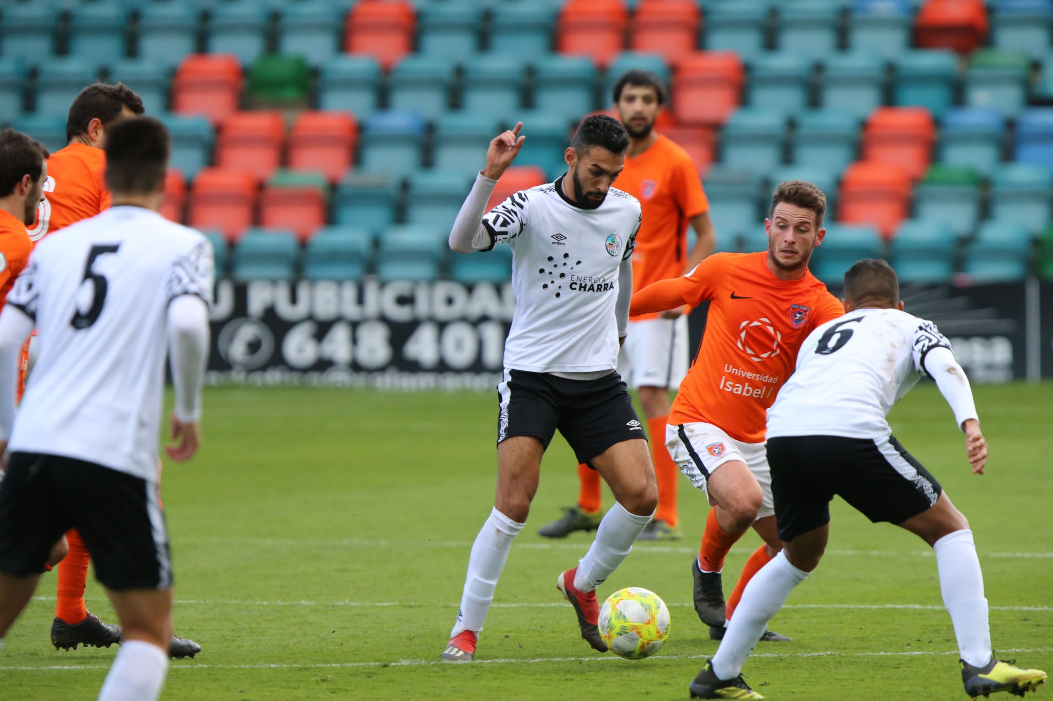Los de Jorge García del Río, que terminaron con dos jugadores lesionados, no pasan del 0-0 en casa ante el segundo clasificado y siguen fuera del play-off de ascenso