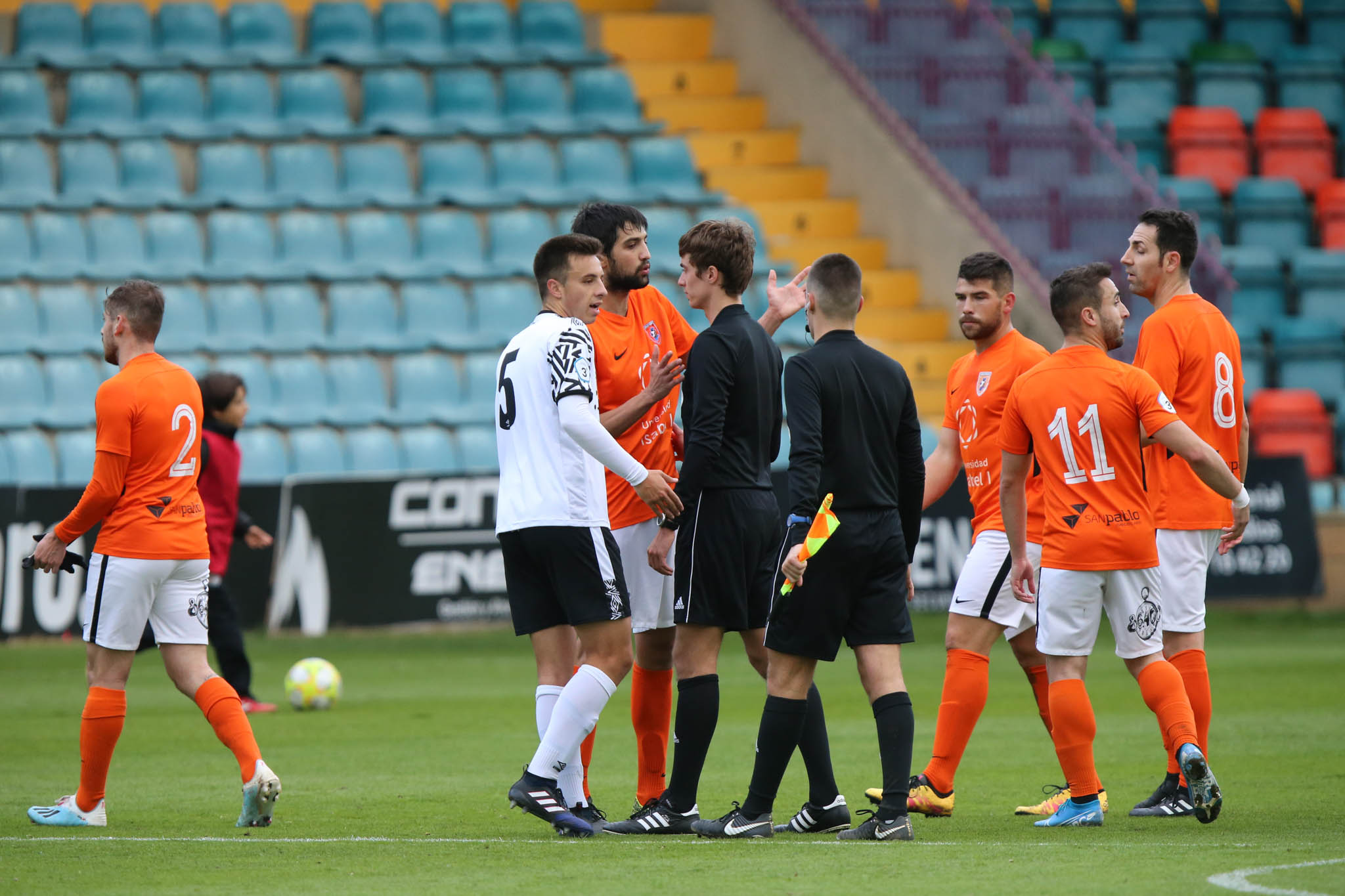 Los de Jorge García del Río, que terminaron con dos jugadores lesionados, no pasan del 0-0 en casa ante el segundo clasificado y siguen fuera del play-off de ascenso