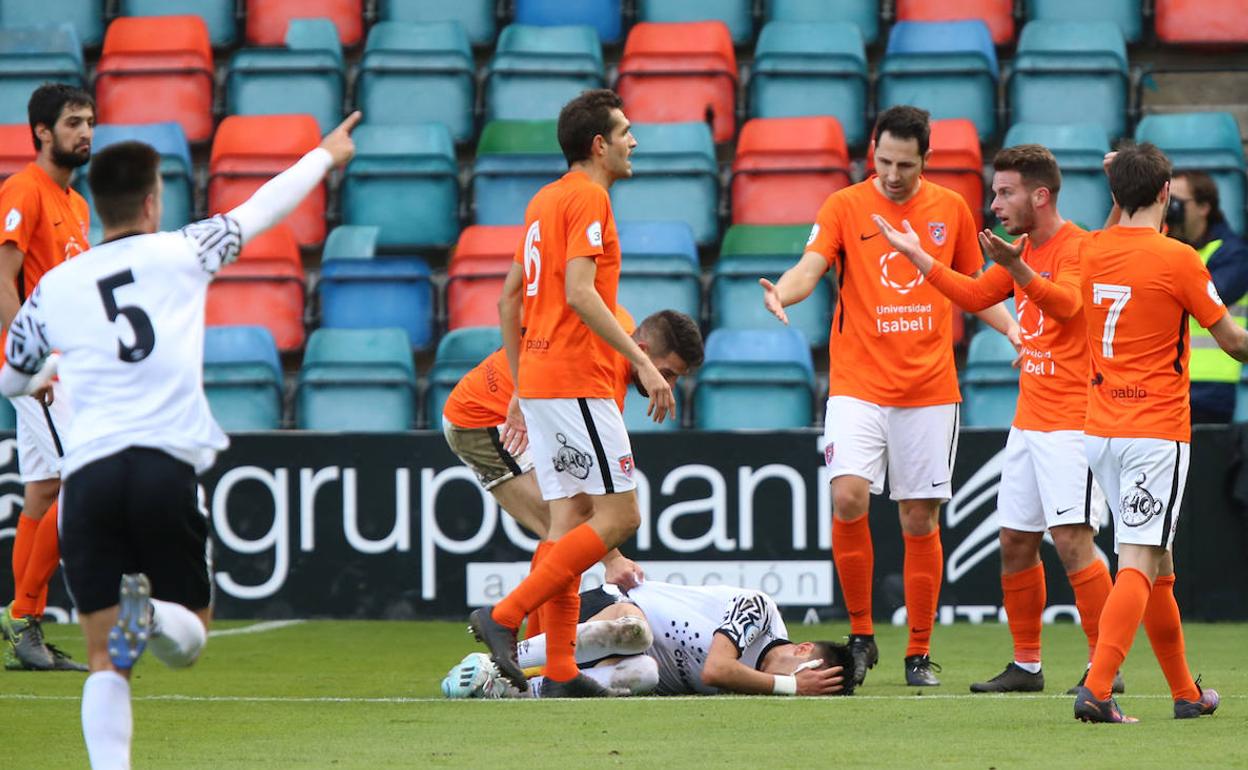 Un jugador del filial del Salamanca CF UDS se duele en el suelo. 