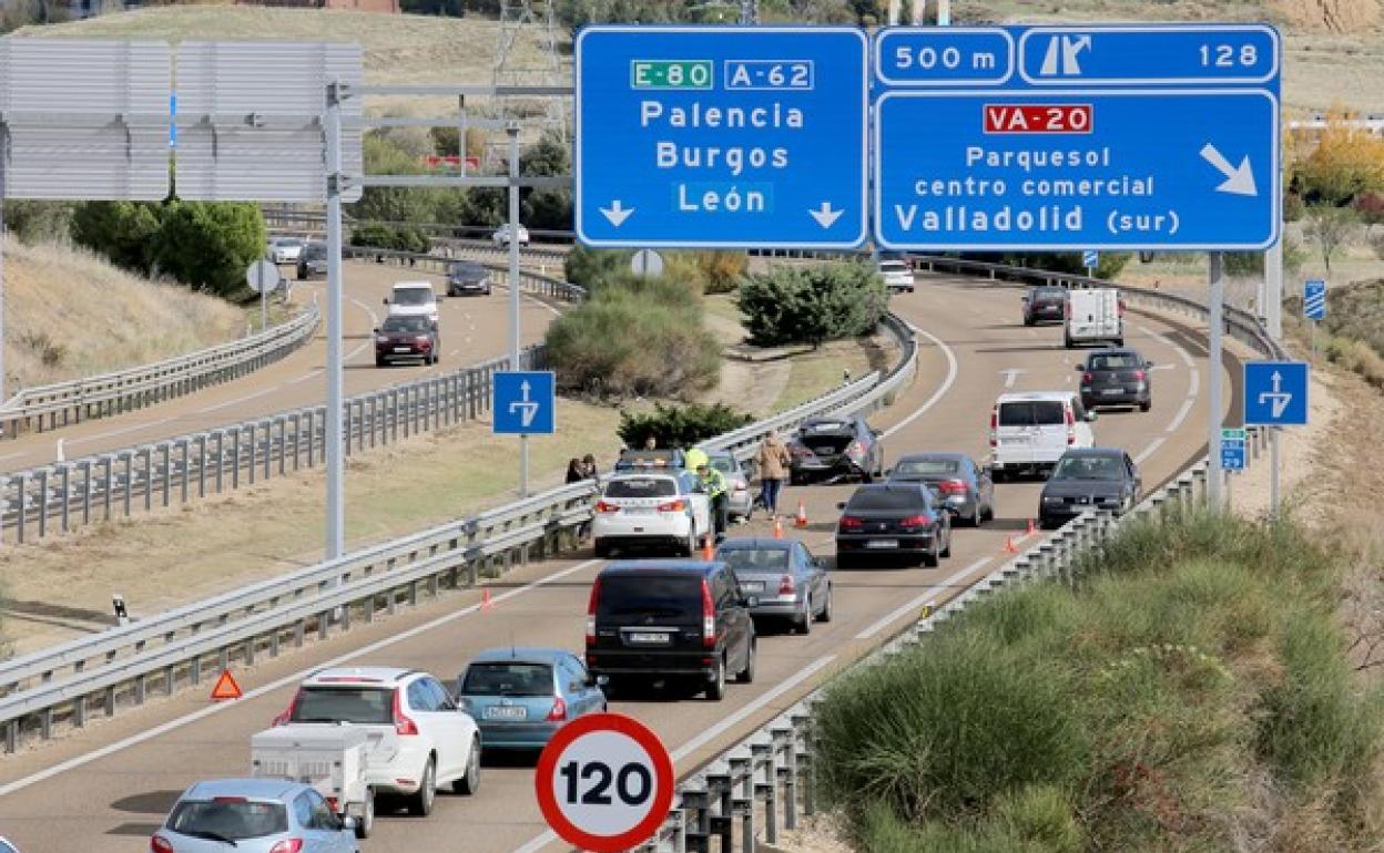 Retenciones en la A-62 motivadas por un accidente entre cuatro vehículos, a su paso por Arroyo de la Encomienda (Valladolid).