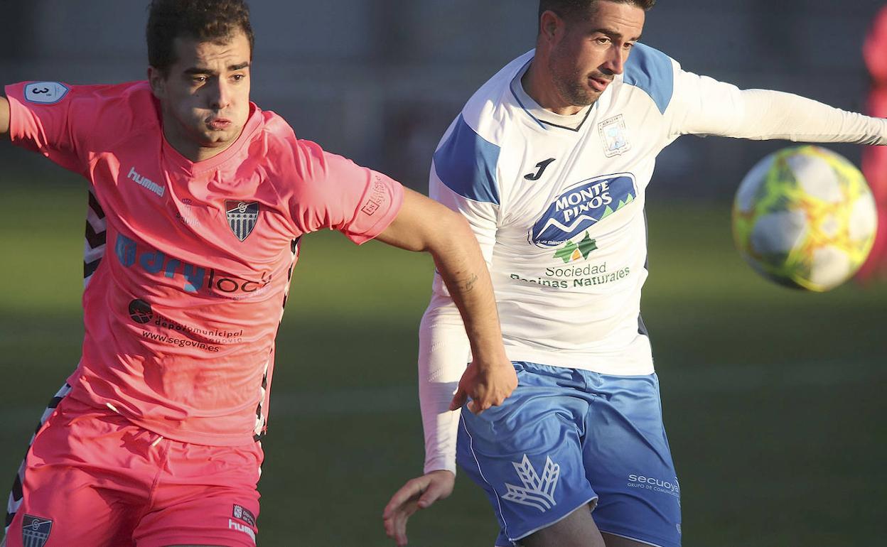 Dani Abad disputa el balón a un jugador del Almazán.