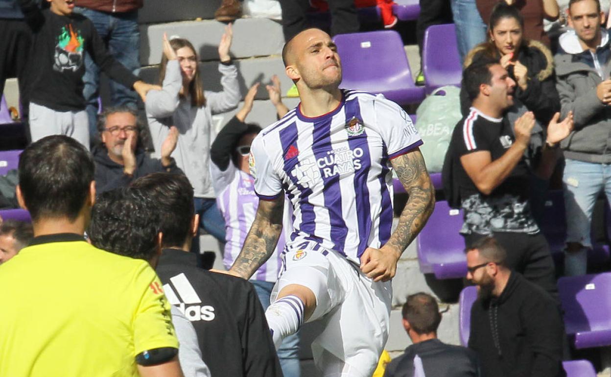 Sandro Ramirez celebra su primer tanto con la camiseta blanquivioleta.