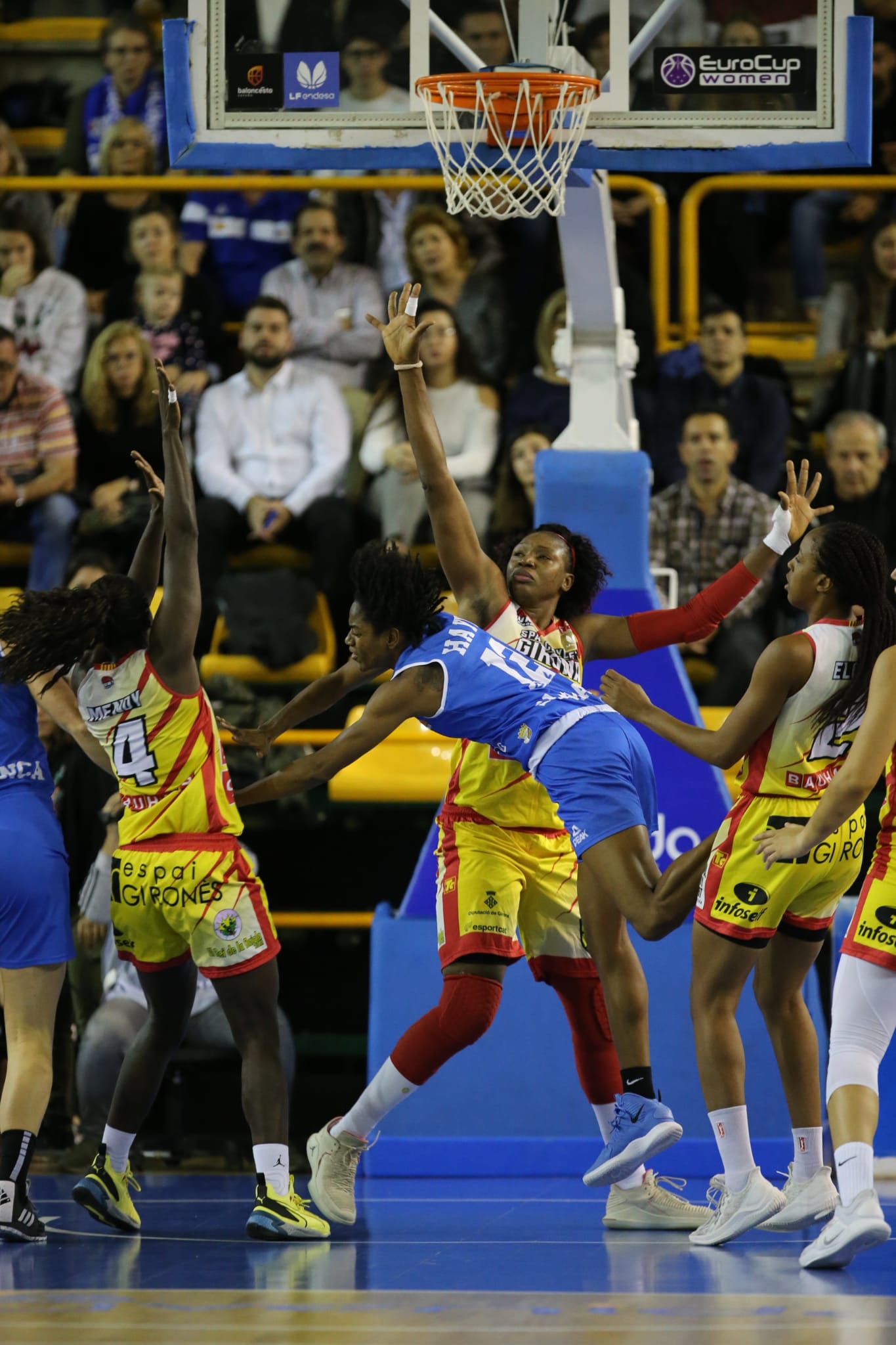 Hayes es frenada por la defensa de Girona. 