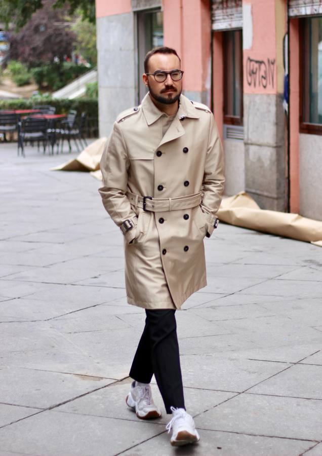 Si existe una prenda esencial para el otoño esa es el 'trench'. Perfecta para los famosos días de entretiempo en los que el sol aparece y se camufla entre algunas gotas inesperadas de lluvia. La gabardina se ha convertido en un imprescindible de los amantes de la moda