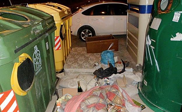 Basura arrojada fuera de los contenedores de diferentes colores para distintos contenidos en Palencia. 