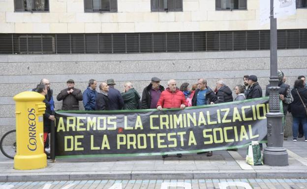 Un momento de la concentración vecinal de hoy, lunes, frente al Palacio de Justicia. 