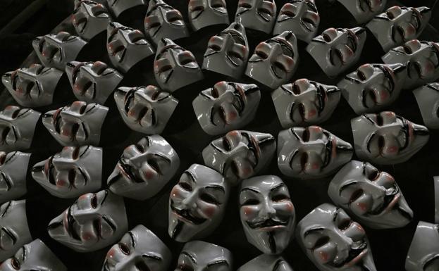Máscaras de Guy Fawkes apiladas en una fábrica de Brasil. 