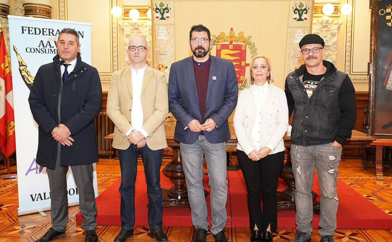 Los premiados, con el concejal y la representante vecinal.