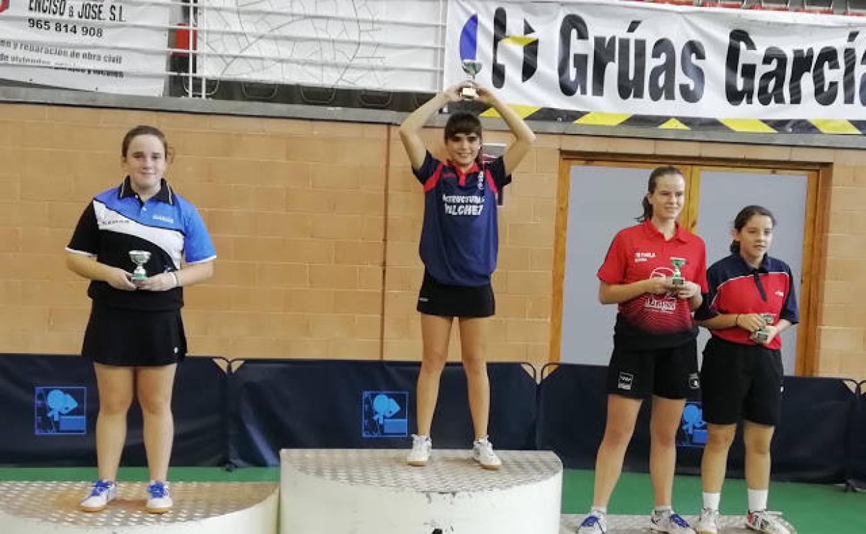 Ángela Rodríguez levanta el trofeo como ganadora del torneo zonal en su categoría.