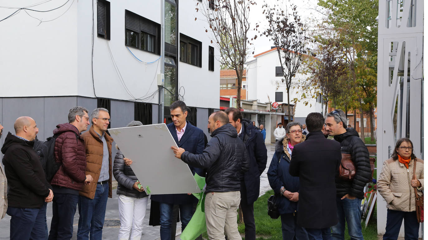 Pedro Sánchez ha visitado esta mañana el barrio de Pajarillos de Valladolid. 