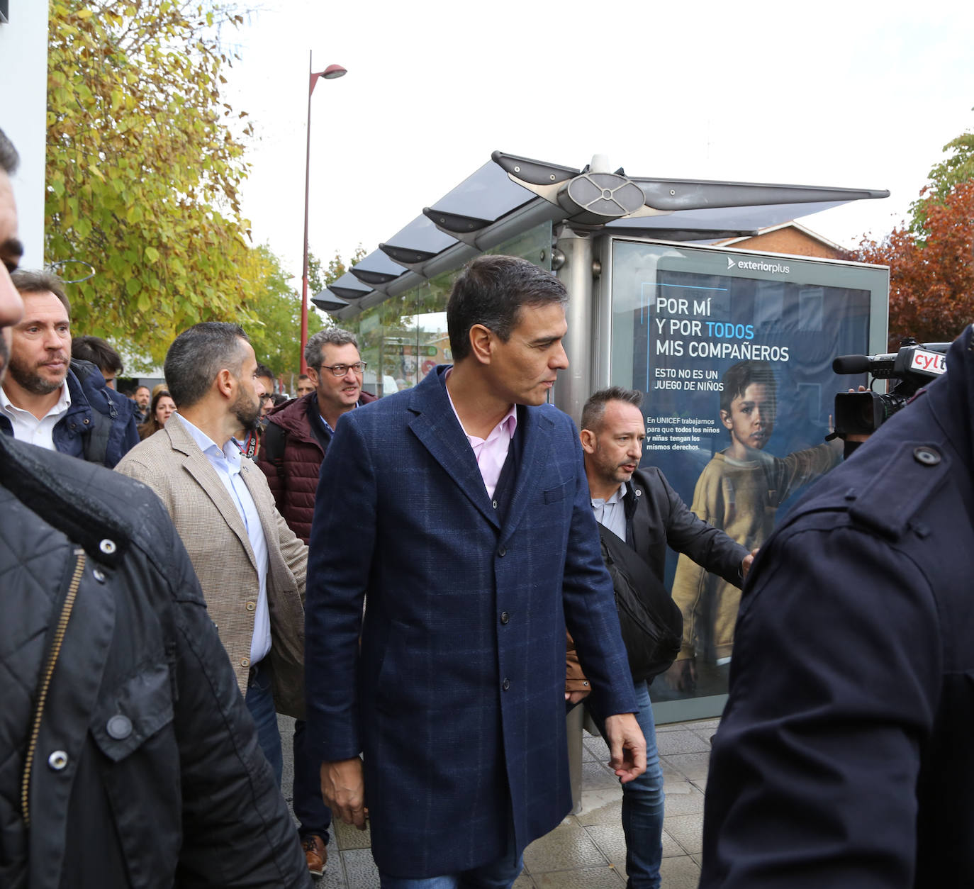 Pedro Sánchez ha visitado esta mañana el barrio de Pajarillos de Valladolid. 