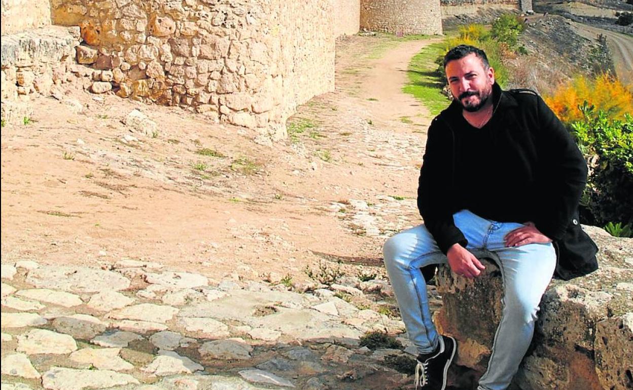 El filólogo y director teatral cubano Luis Enrique Valdés, junto a la muralla de Urueña. M. G. Marbán