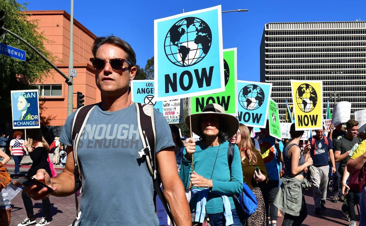 Activistas marchan en Los Ángeles como parte de las movilizaciones por la Cumbre del clima.