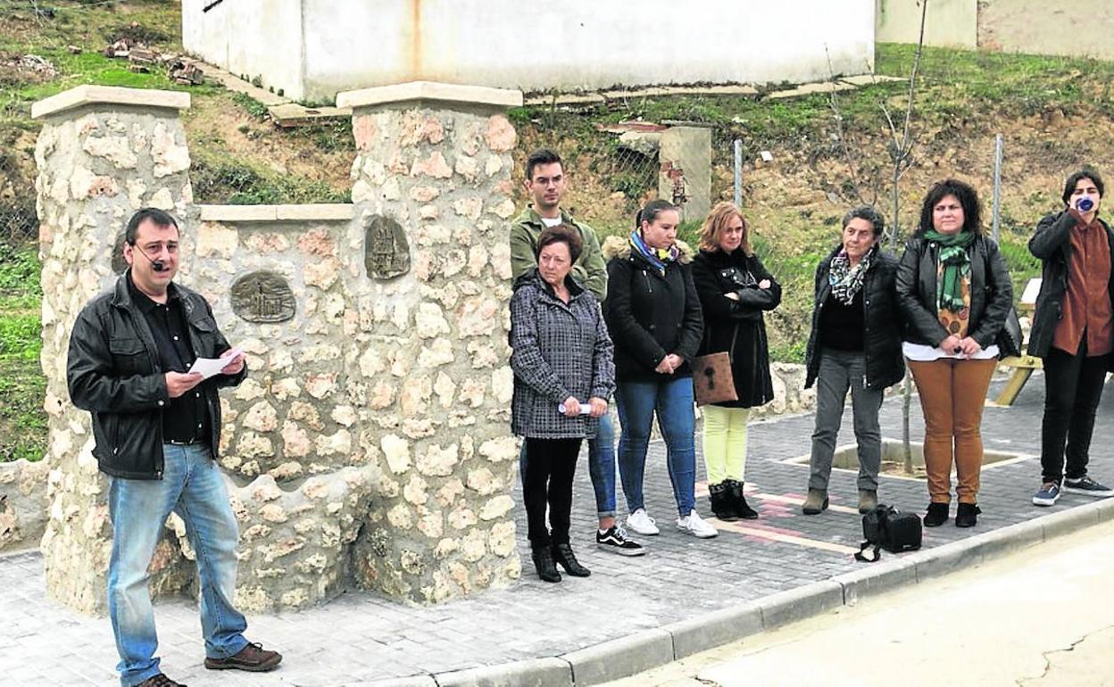 Inauguración oficial de la fuente dedicada al peregrino, a la que se asistieron vecinos del municipio. 