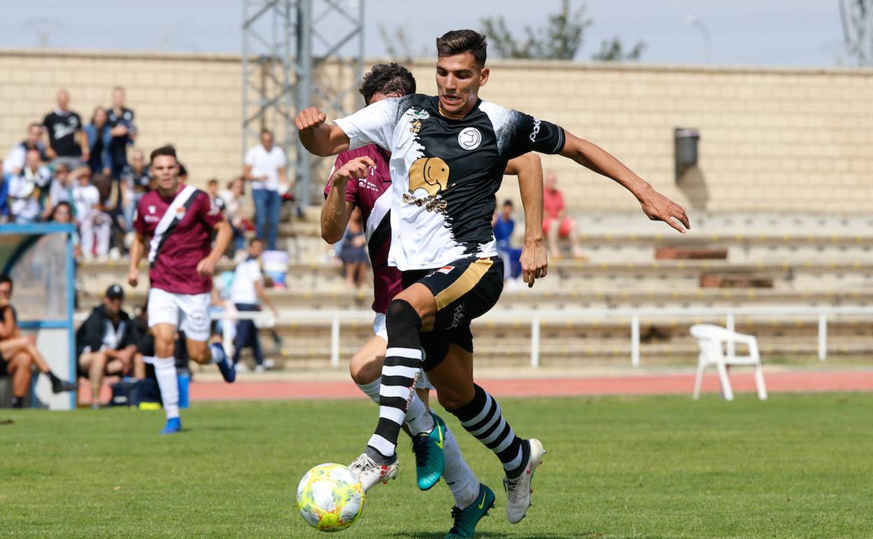 David Grande conduce un balón durante un partido con Unionistas.
