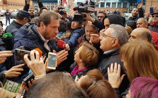 El alcalde de Valladolid trata de dialogar con los vecinos de Pajarillos.