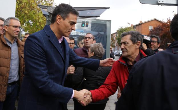 Pedro Sánchez saluda a un vecino de Pajarillos a su llegada al barrio vallisoletano.