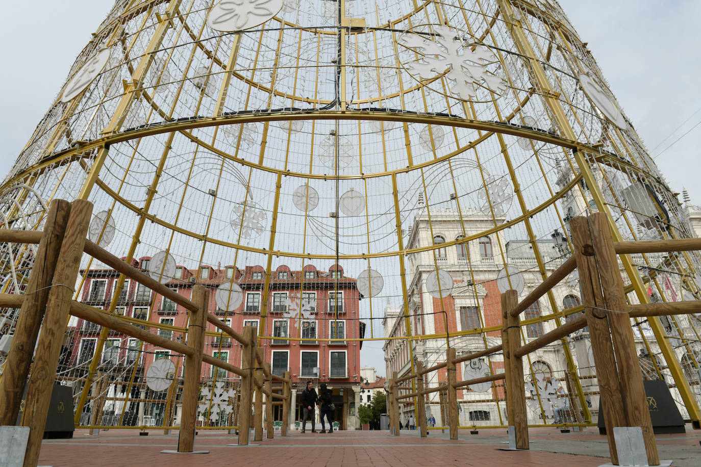 El Ayuntamiento de Valladolid ha colocado el árbol de Navidad en la Plaza Mayor y luces navideñas en las calles del centro.