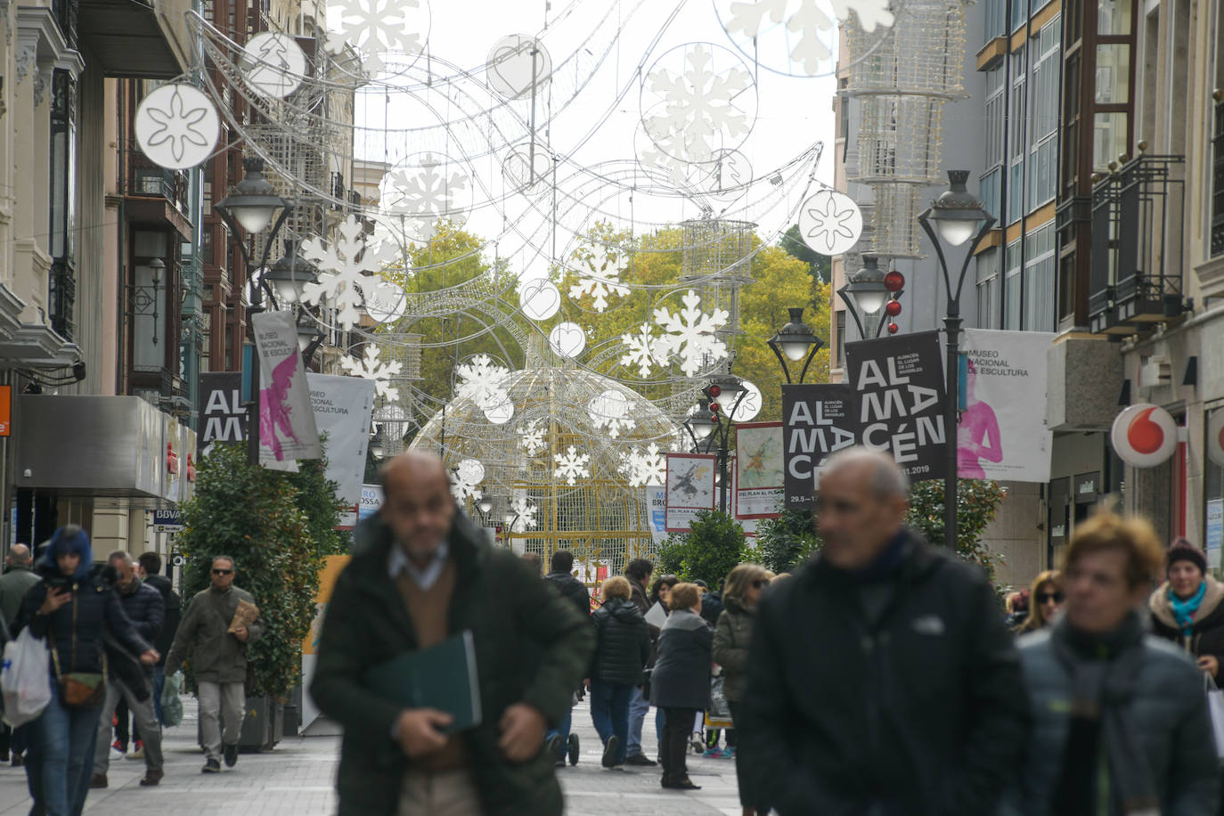 El Ayuntamiento de Valladolid ha colocado el árbol de Navidad en la Plaza Mayor y luces navideñas en las calles del centro.