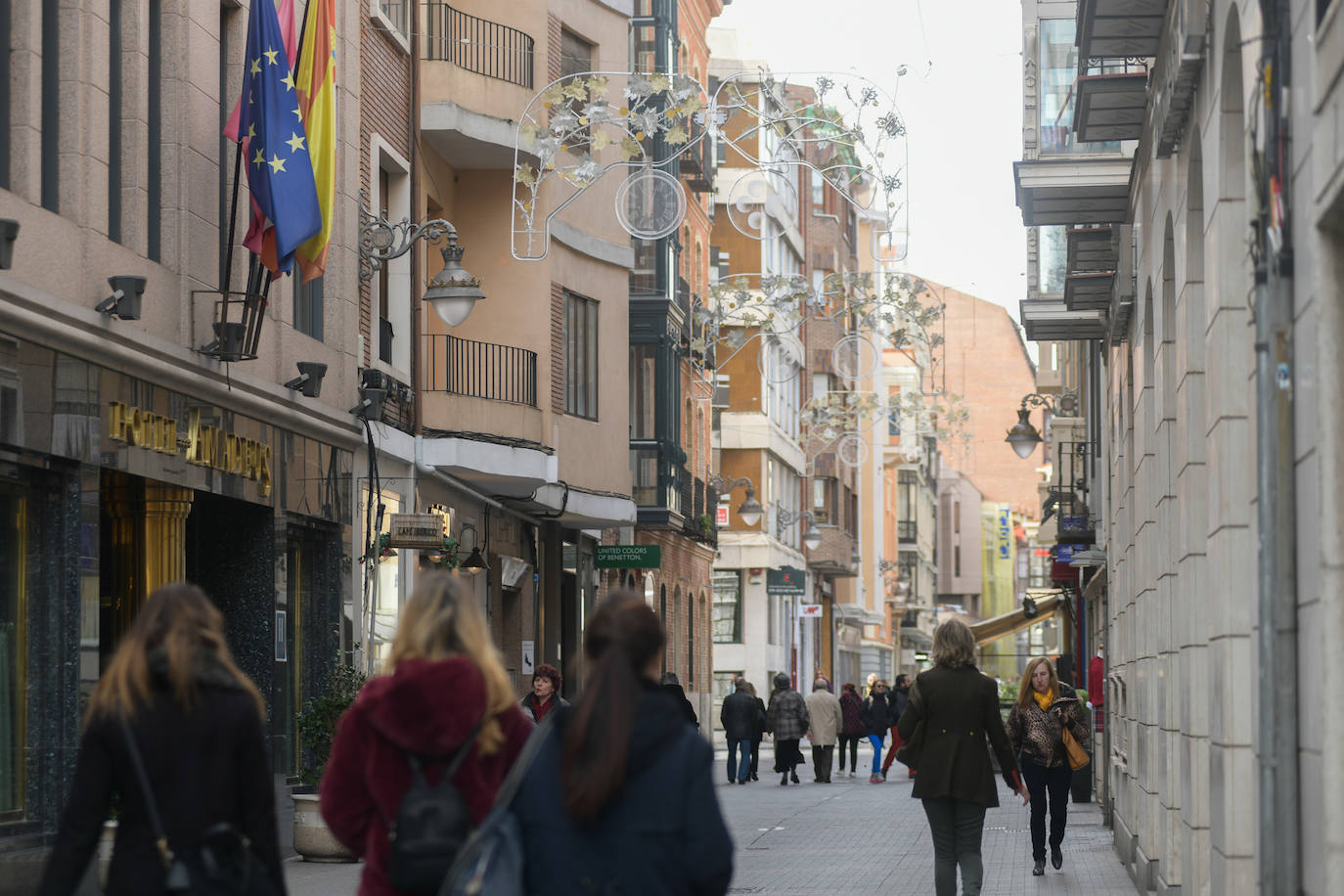 El Ayuntamiento de Valladolid ha colocado el árbol de Navidad en la Plaza Mayor y luces navideñas en las calles del centro.