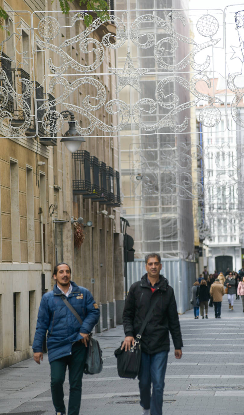 El Ayuntamiento de Valladolid ha colocado el árbol de Navidad en la Plaza Mayor y luces navideñas en las calles del centro.