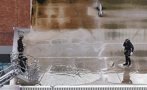 Los bomberos achican el agua de uno de los tejados del Lecrac tras las últimas lluvias. 