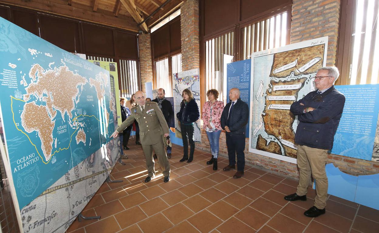 El coronel Carlos Hidalgo explica a los asistentes los pormenores de la exposición. 