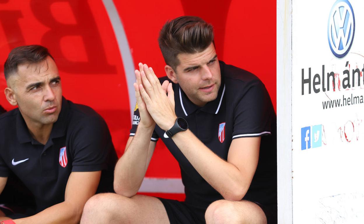 Arturo Martín, a la derecha, en un partido de la UD Santa Marta. 