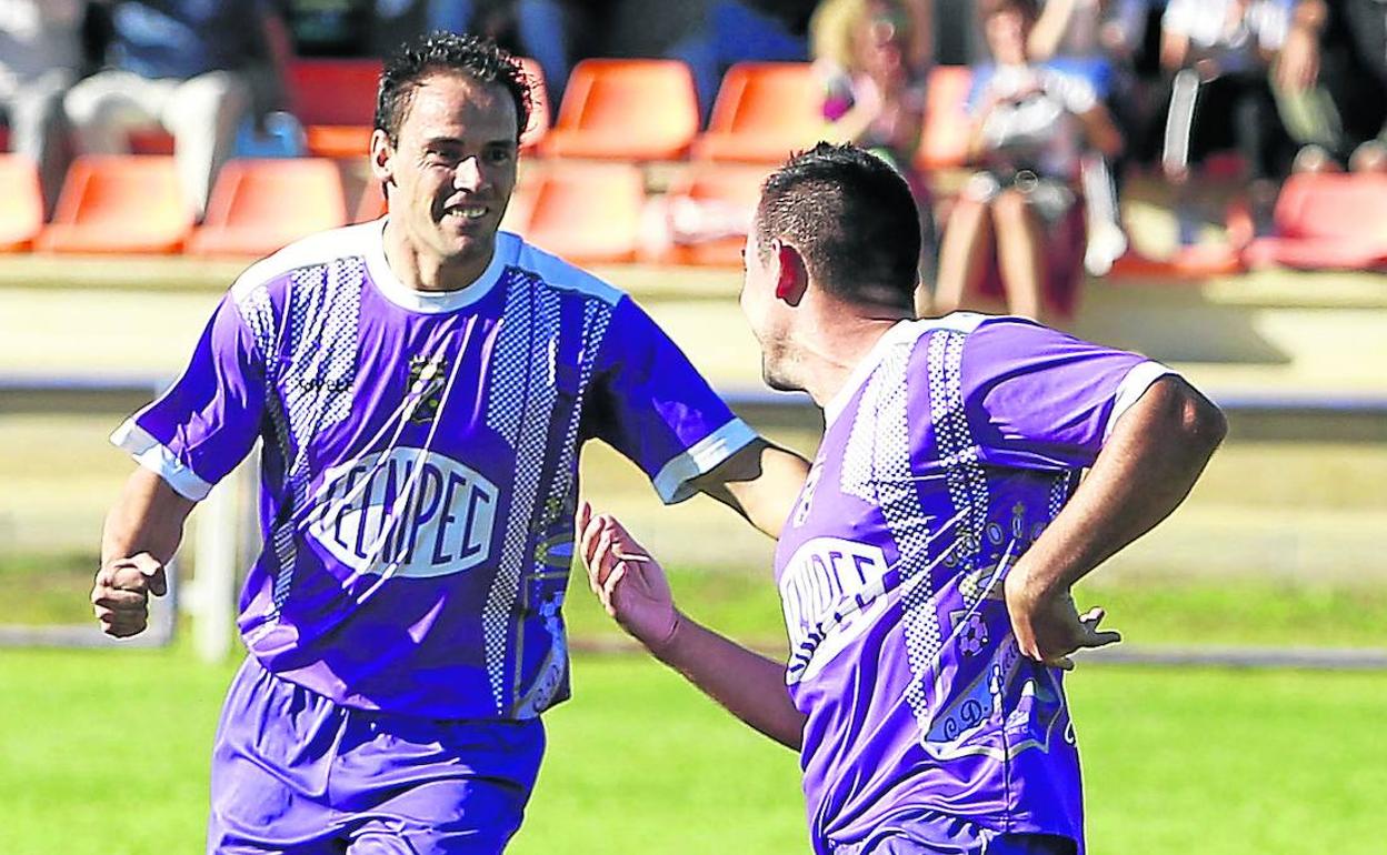 Alberto Melero corre a abrazar a Diego, que ha marcado el gol del triunfo ante La Granja.