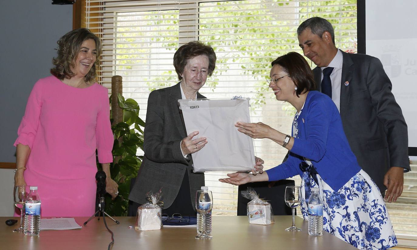 13.05.2016- Visita de Margarita salas al colegio que lleva su nombre con motivo del décimo aniversario del centro ubicado en la urbanización La Vega de Arroyo de la Encomienda, Valladolid.