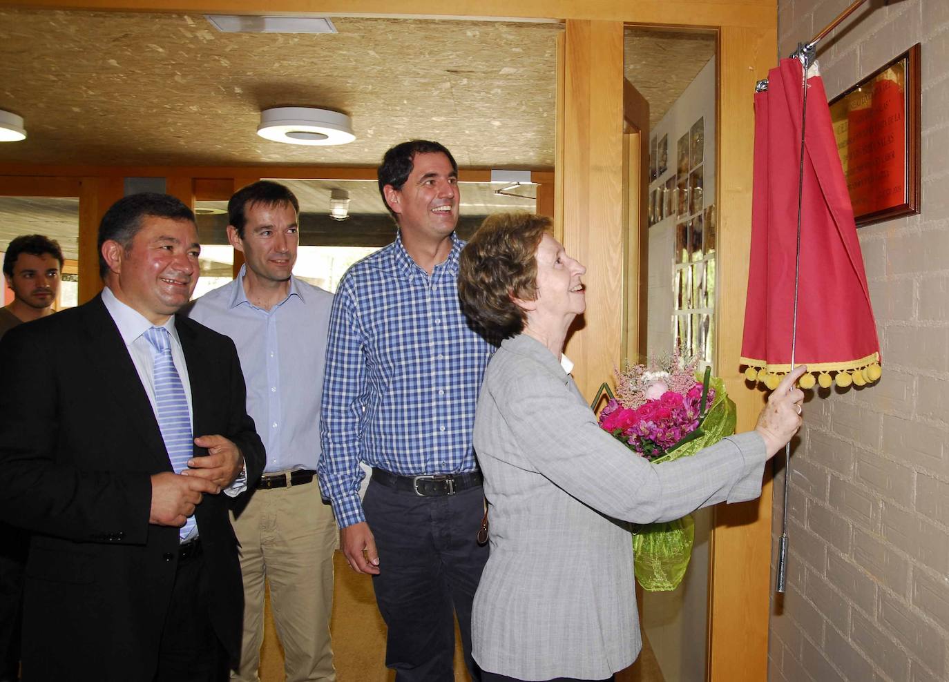23.06.2009- Margarita Salas, investigadora y bioquímica, descubre una placa en el colegio que lleva su nombre en Arroyo de la Encomienda, Valladolid.