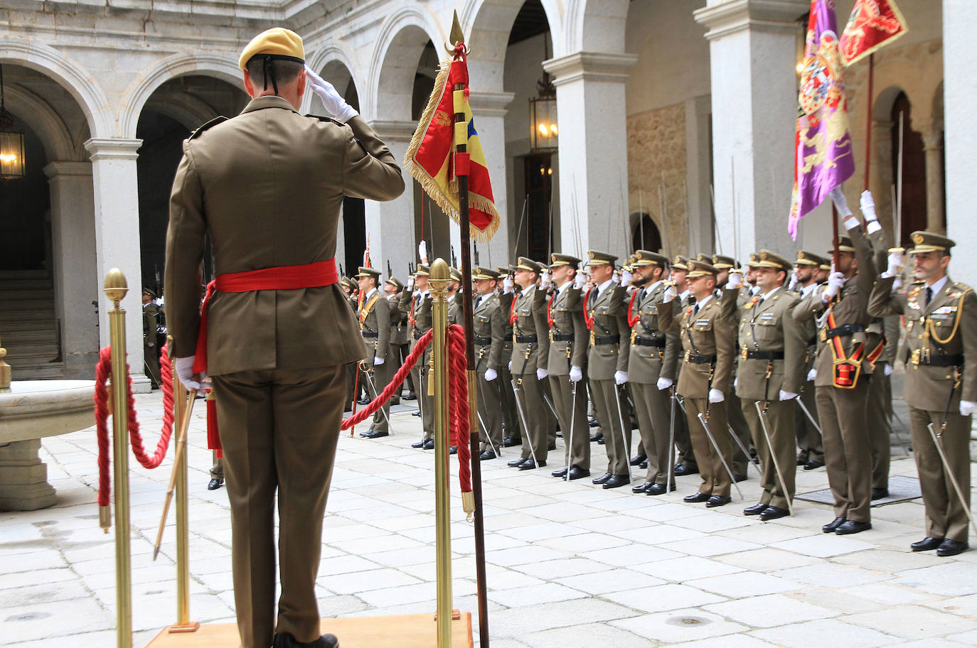 El jefe de la Unidad Militar de Emergencias preside el acto en el patio de Armas del Alcázar. 
