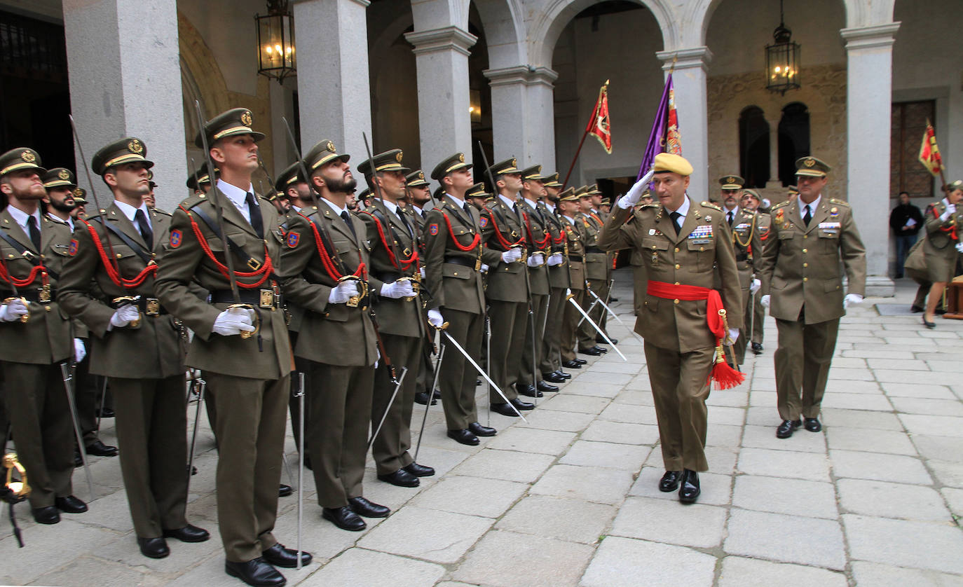 El jefe de la Unidad Militar de Emergencias preside el acto en el patio de Armas del Alcázar. 