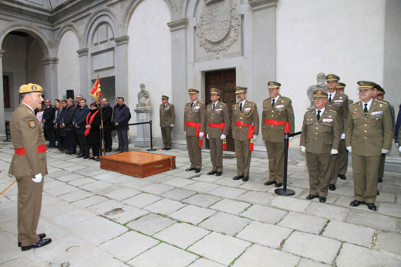El jefe de la Unidad Militar de Emergencias preside el acto en el patio de Armas del Alcázar. 