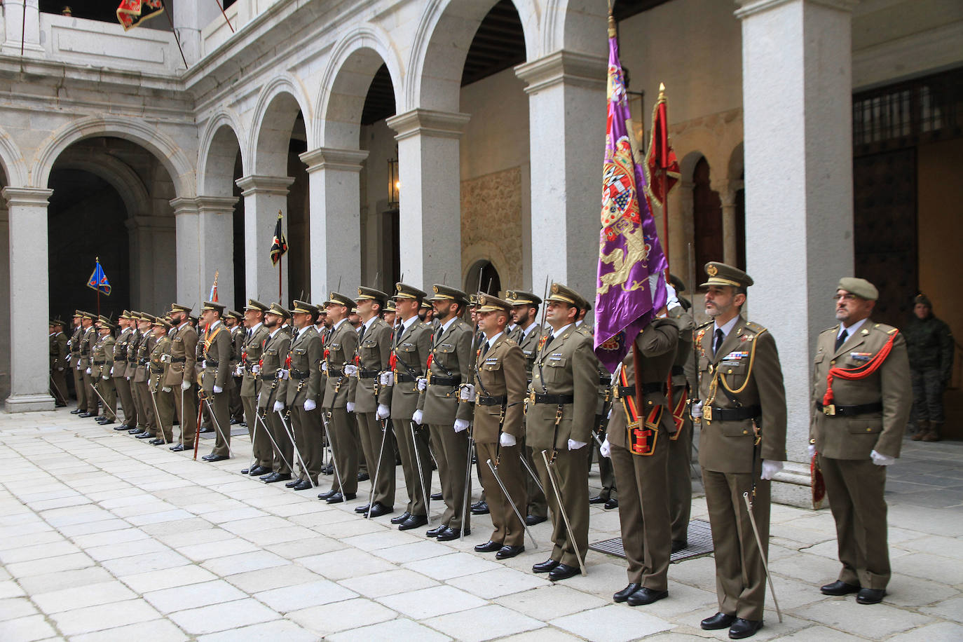 El jefe de la Unidad Militar de Emergencias preside el acto en el patio de Armas del Alcázar. 