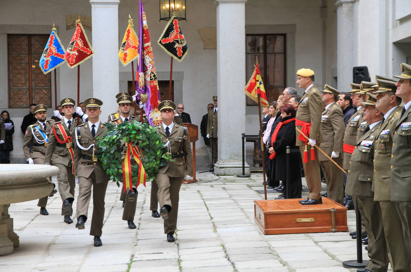 El jefe de la Unidad Militar de Emergencias preside el acto en el patio de Armas del Alcázar. 
