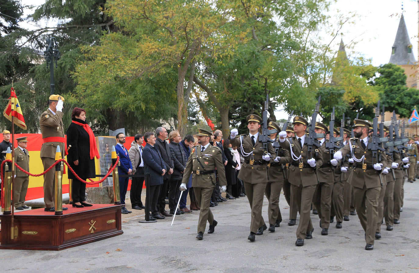El jefe de la Unidad Militar de Emergencias preside el acto en el patio de Armas del Alcázar. 