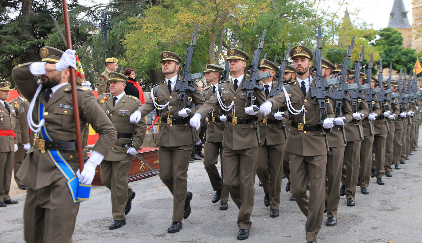 El jefe de la Unidad Militar de Emergencias preside el acto en el patio de Armas del Alcázar. 