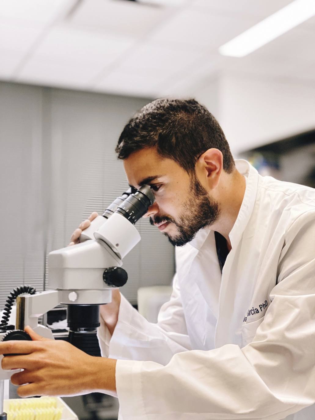 Álvaro Curiel-García, en el laboratorio de la Universidad de Columbia. 