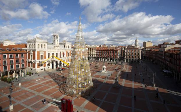 Imagen principal - Último día de trabajo de Iluminaciones Ximénez en la campaña navideña de Valladolid. 